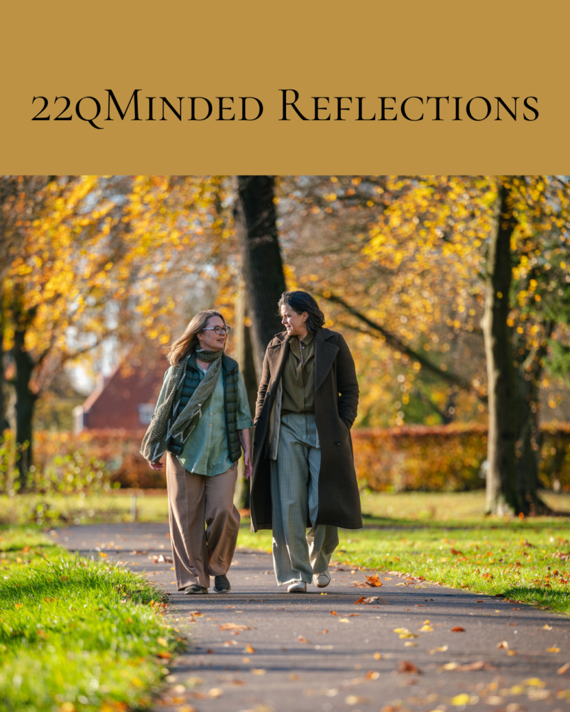 Linda and Sasja walking along a path, talking to eachother. The scene is from an autumnal Zeist in the Netherlands.